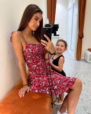 Mélanie Dedigama Instagram - On se prend un Frappuccino caramel ? 😍 
On amène Shakiki à la dance ? 😁 🎶