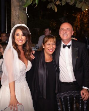 Melek Baykal Instagram - Geçtiğimiz ay sevgili canım @serapbelovacikli  ve @umit_ozlale  nin düğün törenlerindeydim🥰mutluluklarının şahitliğinide yaptım… 
Benim için hem çok mutlu keyifli bir andı , hemde inanılmaz gurur duydum….
Mutluluğunuz ömür boyu sürsün inşallah🧿🙏sevginiz hiç azalmasın katlayarak artsın🙏sizi çok seviyorum♥️😘🌹

@serapbelovacikli 
@umit_ozlale