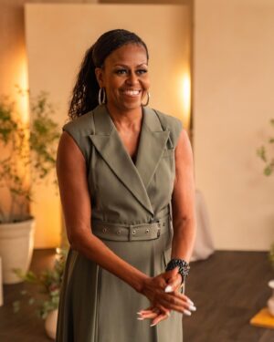 Melinda Gates Instagram - I’m lucky to call @michelleobama a friend, and I had so much fun talking with her as part of my Moments That Make Us series. She shared what it felt like to transition out of the White House, how knitting reminds her of the importance of small actions, and why she makes a point to cultivate new friendships. I can’t wait for you to watch our conversation 😊 Check it out at the link in my bio.