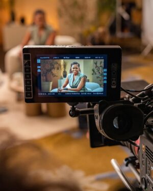 Melinda Gates Instagram - I’m lucky to call @michelleobama a friend, and I had so much fun talking with her as part of my Moments That Make Us series. She shared what it felt like to transition out of the White House, how knitting reminds her of the importance of small actions, and why she makes a point to cultivate new friendships. I can’t wait for you to watch our conversation 😊 Check it out at the link in my bio.