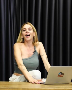 Melis İşiten Instagram - Biz 100k abone olduk a doooostlar!
Böyle bir yeeerden iki cümle kuracağım. Önce tabii ki bu kadar kısa sürede hiç yoktan yere bizi bu kadar sahiplenip izleyip bir de üzerine bunlar yetmezmiş gibi baya bize sarıldığınız için teşekkür ederiz. Ben şaşırdım hızımıza. Çok müteşekkürüz inanın. 
Bir telefonum ya da mesajımla “hemen” diye koşarak gelen tüm konuklarım, hepsi benim arkadaşım! Ne kadar teşekkür etsem kelimeler karşılamaz. Bize eşlikleri paha biçilmez🌹
E ben youtube’dan ne anlarım?
Saçmalamayın ne youtube’u!
Söylenmelerime rağmen bir gün bile bana “hadi” demekten vazgeçmeyen, bu dünyaya ait olduğumu bana anlatmaktan hiç yorulmayan, bu alanda bana benden daha çok güvendiklerini her an belli eden ve  en doğru zamanımda yeniden kartları dağıtan ortaklarım iyi ki varsınız! Onur’un tek kişilik dev kadro olarak süreci yer yer tek başına yönetip bir de yetmezmiş gibi benim ikna olmam gereken her şeylerde bana harcadığı tüm mesaileri, sabrı ve netliği. Cihan hocamızın bu dünyayı yaratırken ki varlığının yanısıra ekibin en büyüğü olarak en küçüğü neşesiyle bizimle olması, Bob’un ekibin en cool adamı tavrını hiç bozmadan ansızın verdiği ve bir anda her şeyi değiştiren içerik detayları, sevilmediğini düşündüğünüz halbuki bunun sadece bir oyun olduğu Doğu’nun içeriklerde kendini belli eden imzası diyebileceğimiz kalemi, Çağrı’nın görüntülerimizi var eden kişi olması dışında minik gülüşleriyle bizi yer yer twerklere sürükleyen halleri.
Görünenden çok fazlası olduğumuzu hep söylüyorum. Ayrıca hiç mütevazi olamayacağım, çok eğleniyoruz! Canım kamera arkası ekibimiz size düşkünüm. İlk gün söylediğimi bugün de söylerim: Siz olduğunuz için oluyor her şey, bu işin starı sizsiniz. Tüm gülüşlerime ve sıçışlarıma ortak olup bir omuz arkamda durup beni güvende hissettirdiğiniz için teşekkür ederim.
Buse’nin dokunuşları, Eylül’ümün beni hep güvende tutan yumuşaklığı ve tüm kendi haliyle benimle olan Berk’im zaaaten benim team gibi team.
Yoldayız.
Devam ediyoruz.
Garaj büyüyor.
Yeni yüzler, yeni içerikler, bam başka fikirlerle görüşüyor olacağız!
Şehir şehir gezip, hep beraber gülüşeceğimiz günler yakın.
Şşş..zaten🤭