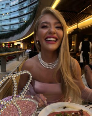 Melisa Döngel Instagram - #BARBİE 🩷

@suleymanguvencc ELBİSEM🩷

@hamiyetaktass BAYILIYORUM SANA🤍