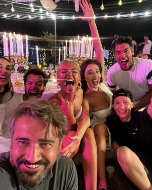 Melisa Döngel Instagram - ÇOK SEVİYORUM 🤍 

AŞK TAKTİKLERİ 2 🫶🏻 

@netflixturkiye ❤️