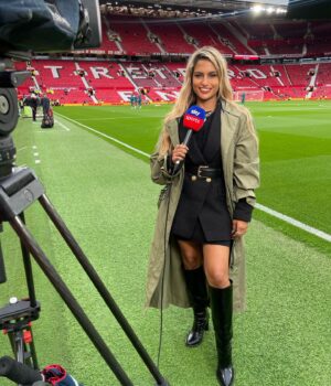 Melissa Reddy Instagram - Monday Night Football 🤩
You’re welcome for me inadvertently providing extra entertainment 🫢🫣🤣

Fair play to @andreonana.24 for fronting up and answering questions on the key incident. Big personality indeed.

(It should’ve been a penalty 😆)

The stadium erupted in relief when Varane scored, largely as Cunha was shredding through midfield for fun. A win for Manchester United despite a poor performance and much-needed encouragement for Wolves