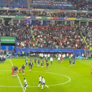 Melissa Reddy Instagram - Opted for one of the coolest kits ever in a super cool city to watch an ice-cold Euros match up ❄️❄️❄️

I know a lack of goals is automatically bemoaned as low quality, but some of the defending and individual battles last night!!! 👏🏽👏🏽👏🏽 

It’s not the stuff of highlights reels and viral social loops, but it is decisive at the highest level, beautiful in its own way on this scale. 

(Allez Les Bleus 🇫🇷 | Unlucky Portugal 🇵🇹)