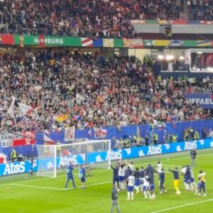Melissa Reddy Instagram - Opted for one of the coolest kits ever in a super cool city to watch an ice-cold Euros match up ❄️❄️❄️

I know a lack of goals is automatically bemoaned as low quality, but some of the defending and individual battles last night!!! 👏🏽👏🏽👏🏽 

It’s not the stuff of highlights reels and viral social loops, but it is decisive at the highest level, beautiful in its own way on this scale. 

(Allez Les Bleus 🇫🇷 | Unlucky Portugal 🇵🇹)