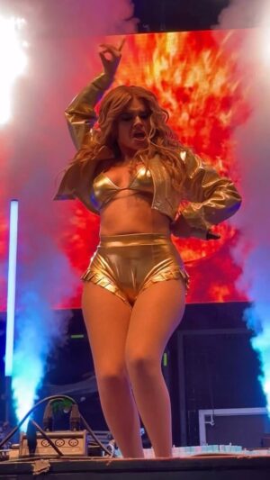 Melody Ruiz Instagram - “Amante de la Luna” uno de los temas que más me reclaman y que no puede faltar en mis conciertos! 
Feliz por el finde que tuvimos lleno de música y con un público espectacular en diferentes lugares de España. 
Video durante el concierto del domingo en #Titulcia 
 El día 7 de septiembre estaré de concierto en Mijas Pueblo, Málaga.
Próximamente nuevas fechas. 
Contratación: www.melodyoficial.com