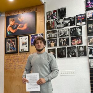 Melsik Baghdasaryan Instagram - UFC contract just signed 🔥🔥🔥
•New stage, new opportunity & many more victories 🙏🏻 
•Thanks to my brother/ coach /manager @gfc_diamond & our very own @rondarousey 
•And of course  @danawhite and @ufc 👏🏻. 
•Let’s make HISTORY!!!