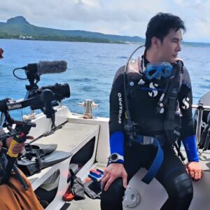 Melvin Sia Instagram - 耶✌怎麼說呢？
我是個很愛游泳的人，
但心裡永遠卡著小時候被溺水的陰影。
對於未知的恐懼也因此逐漸被建立了。

自從上次跟著 #上山下海過一夜 下海，
初次的水肺潛水對我來說實在是太挑戰了，
一次成功，一次失敗，內心的恐懼就更加深刻。

試問自己到底在害怕什麼❓
對自己的不信任 抑或 對大海的恐懼？？
我明明是很喜歡水的，為什麼就無法呢？

所以，我決定從新探討自己。
我去考水肺open water dive license。
感謝George邀約還有Weica一起跟Oscar教練上課。 
 
過程中確實有好多畫面的出現，好多過往的無知、自大、自負、恐慌，甚至懦弱的片刻畫面都變得那麼清晰。  被我封鎖的那些回憶又再一次出現，但更多的是在檢視自己，跟對不起，然後謝謝。

第一天第一隻的水肺，我好不容易下潛到水底，就因為脫眼罩的考試讓我眼睛很不舒服，然後突發性的焦慮跟恐慌而被腦袋制約，叫我得即可離開，就這樣脫隊往上游。  當然，教練試著讓我calm down，但我怎麼就是無法，還把他推開就想往上衝（這是很不應該的動作）。當下我真的怕了，我放棄再往下潛了。  但，我也察覺到自己渺小的可悲，為什麼別人可以呢？

調整後，我決定第二隻再下去一次。
這次我告訴自己就抱著玩的心態去看看好嗎？ 誒，殊不知我很順利跟著教練在海底游了40分鐘，慢慢放鬆地去欣賞海底世界。

但，我依舊無法相信自己。
因為來到第二天的早晨，腦袋依舊想制約我地說還是別去了。 當然，我並沒有附和他。

我這軀殼到底他是主人還是我？ 
很慶幸地相信了自己的內心。 結果，第二天的水肺潛水考試都很順利地完成，也讓我在最後一刻在水面上喊說好好玩喔！ 我要記住這個moment。

OW我畢業了！！！

謝謝Oscar教練 @chien141319 讓我的恐懼變成享受，想學水肺的可以去密他哦。
也感謝我的潛伴George跟Weica，讓我這個夏天又多了個新技能，希望接下來能持續地愛上這活動。

就是這樣啦～
從懷疑到相信，需要時間來考驗。
我本身就是很慢熱的人，對每個人事物都一樣，至於以往讓有些人無法及時感受到我的真心我也只能抱歉，也許緣份就是如此。  但我是真的很珍惜每個相遇相識。從i人逐漸變成e人，這個過程確實成長了許多。哈哈哈～

謝謝一直相信我，
還願意留在身邊的每個你。
🩵💙🩵💙🩵💙

#MarVelousME
#MarVelouslifestyle
#openwaterdive