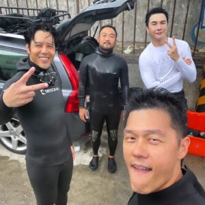 Melvin Sia Instagram - 耶✌怎麼說呢？
我是個很愛游泳的人，
但心裡永遠卡著小時候被溺水的陰影。
對於未知的恐懼也因此逐漸被建立了。

自從上次跟著 #上山下海過一夜 下海，
初次的水肺潛水對我來說實在是太挑戰了，
一次成功，一次失敗，內心的恐懼就更加深刻。

試問自己到底在害怕什麼❓
對自己的不信任 抑或 對大海的恐懼？？
我明明是很喜歡水的，為什麼就無法呢？

所以，我決定從新探討自己。
我去考水肺open water dive license。
感謝George邀約還有Weica一起跟Oscar教練上課。 
 
過程中確實有好多畫面的出現，好多過往的無知、自大、自負、恐慌，甚至懦弱的片刻畫面都變得那麼清晰。  被我封鎖的那些回憶又再一次出現，但更多的是在檢視自己，跟對不起，然後謝謝。

第一天第一隻的水肺，我好不容易下潛到水底，就因為脫眼罩的考試讓我眼睛很不舒服，然後突發性的焦慮跟恐慌而被腦袋制約，叫我得即可離開，就這樣脫隊往上游。  當然，教練試著讓我calm down，但我怎麼就是無法，還把他推開就想往上衝（這是很不應該的動作）。當下我真的怕了，我放棄再往下潛了。  但，我也察覺到自己渺小的可悲，為什麼別人可以呢？

調整後，我決定第二隻再下去一次。
這次我告訴自己就抱著玩的心態去看看好嗎？ 誒，殊不知我很順利跟著教練在海底游了40分鐘，慢慢放鬆地去欣賞海底世界。

但，我依舊無法相信自己。
因為來到第二天的早晨，腦袋依舊想制約我地說還是別去了。 當然，我並沒有附和他。

我這軀殼到底他是主人還是我？ 
很慶幸地相信了自己的內心。 結果，第二天的水肺潛水考試都很順利地完成，也讓我在最後一刻在水面上喊說好好玩喔！ 我要記住這個moment。

OW我畢業了！！！

謝謝Oscar教練 @chien141319 讓我的恐懼變成享受，想學水肺的可以去密他哦。
也感謝我的潛伴George跟Weica，讓我這個夏天又多了個新技能，希望接下來能持續地愛上這活動。

就是這樣啦～
從懷疑到相信，需要時間來考驗。
我本身就是很慢熱的人，對每個人事物都一樣，至於以往讓有些人無法及時感受到我的真心我也只能抱歉，也許緣份就是如此。  但我是真的很珍惜每個相遇相識。從i人逐漸變成e人，這個過程確實成長了許多。哈哈哈～

謝謝一直相信我，
還願意留在身邊的每個你。
🩵💙🩵💙🩵💙

#MarVelousME
#MarVelouslifestyle
#openwaterdive