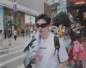 Melvin Sia Instagram - 穿梭在這陌生的街道
只靠著嗅覺去尋找美食，
此時的google map都派不上用場了。

港式飲茶真的好吃得沒話說，
但天氣實在太悶熱，先來杯啤酒吧！
🍻🍻🍻