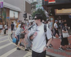 Melvin Sia Instagram - 穿梭在這陌生的街道
只靠著嗅覺去尋找美食，
此時的google map都派不上用場了。

港式飲茶真的好吃得沒話說，
但天氣實在太悶熱，先來杯啤酒吧！
🍻🍻🍻