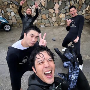 Melvin Sia Instagram - 耶✌怎麼說呢？
我是個很愛游泳的人，
但心裡永遠卡著小時候被溺水的陰影。
對於未知的恐懼也因此逐漸被建立了。

自從上次跟著 #上山下海過一夜 下海，
初次的水肺潛水對我來說實在是太挑戰了，
一次成功，一次失敗，內心的恐懼就更加深刻。

試問自己到底在害怕什麼❓
對自己的不信任 抑或 對大海的恐懼？？
我明明是很喜歡水的，為什麼就無法呢？

所以，我決定從新探討自己。
我去考水肺open water dive license。
感謝George邀約還有Weica一起跟Oscar教練上課。 
 
過程中確實有好多畫面的出現，好多過往的無知、自大、自負、恐慌，甚至懦弱的片刻畫面都變得那麼清晰。  被我封鎖的那些回憶又再一次出現，但更多的是在檢視自己，跟對不起，然後謝謝。

第一天第一隻的水肺，我好不容易下潛到水底，就因為脫眼罩的考試讓我眼睛很不舒服，然後突發性的焦慮跟恐慌而被腦袋制約，叫我得即可離開，就這樣脫隊往上游。  當然，教練試著讓我calm down，但我怎麼就是無法，還把他推開就想往上衝（這是很不應該的動作）。當下我真的怕了，我放棄再往下潛了。  但，我也察覺到自己渺小的可悲，為什麼別人可以呢？

調整後，我決定第二隻再下去一次。
這次我告訴自己就抱著玩的心態去看看好嗎？ 誒，殊不知我很順利跟著教練在海底游了40分鐘，慢慢放鬆地去欣賞海底世界。

但，我依舊無法相信自己。
因為來到第二天的早晨，腦袋依舊想制約我地說還是別去了。 當然，我並沒有附和他。

我這軀殼到底他是主人還是我？ 
很慶幸地相信了自己的內心。 結果，第二天的水肺潛水考試都很順利地完成，也讓我在最後一刻在水面上喊說好好玩喔！ 我要記住這個moment。

OW我畢業了！！！

謝謝Oscar教練 @chien141319 讓我的恐懼變成享受，想學水肺的可以去密他哦。
也感謝我的潛伴George跟Weica，讓我這個夏天又多了個新技能，希望接下來能持續地愛上這活動。

就是這樣啦～
從懷疑到相信，需要時間來考驗。
我本身就是很慢熱的人，對每個人事物都一樣，至於以往讓有些人無法及時感受到我的真心我也只能抱歉，也許緣份就是如此。  但我是真的很珍惜每個相遇相識。從i人逐漸變成e人，這個過程確實成長了許多。哈哈哈～

謝謝一直相信我，
還願意留在身邊的每個你。
🩵💙🩵💙🩵💙

#MarVelousME
#MarVelouslifestyle
#openwaterdive