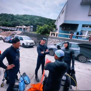 Melvin Sia Instagram - 耶✌怎麼說呢？
我是個很愛游泳的人，
但心裡永遠卡著小時候被溺水的陰影。
對於未知的恐懼也因此逐漸被建立了。

自從上次跟著 #上山下海過一夜 下海，
初次的水肺潛水對我來說實在是太挑戰了，
一次成功，一次失敗，內心的恐懼就更加深刻。

試問自己到底在害怕什麼❓
對自己的不信任 抑或 對大海的恐懼？？
我明明是很喜歡水的，為什麼就無法呢？

所以，我決定從新探討自己。
我去考水肺open water dive license。
感謝George邀約還有Weica一起跟Oscar教練上課。 
 
過程中確實有好多畫面的出現，好多過往的無知、自大、自負、恐慌，甚至懦弱的片刻畫面都變得那麼清晰。  被我封鎖的那些回憶又再一次出現，但更多的是在檢視自己，跟對不起，然後謝謝。

第一天第一隻的水肺，我好不容易下潛到水底，就因為脫眼罩的考試讓我眼睛很不舒服，然後突發性的焦慮跟恐慌而被腦袋制約，叫我得即可離開，就這樣脫隊往上游。  當然，教練試著讓我calm down，但我怎麼就是無法，還把他推開就想往上衝（這是很不應該的動作）。當下我真的怕了，我放棄再往下潛了。  但，我也察覺到自己渺小的可悲，為什麼別人可以呢？

調整後，我決定第二隻再下去一次。
這次我告訴自己就抱著玩的心態去看看好嗎？ 誒，殊不知我很順利跟著教練在海底游了40分鐘，慢慢放鬆地去欣賞海底世界。

但，我依舊無法相信自己。
因為來到第二天的早晨，腦袋依舊想制約我地說還是別去了。 當然，我並沒有附和他。

我這軀殼到底他是主人還是我？ 
很慶幸地相信了自己的內心。 結果，第二天的水肺潛水考試都很順利地完成，也讓我在最後一刻在水面上喊說好好玩喔！ 我要記住這個moment。

OW我畢業了！！！

謝謝Oscar教練 @chien141319 讓我的恐懼變成享受，想學水肺的可以去密他哦。
也感謝我的潛伴George跟Weica，讓我這個夏天又多了個新技能，希望接下來能持續地愛上這活動。

就是這樣啦～
從懷疑到相信，需要時間來考驗。
我本身就是很慢熱的人，對每個人事物都一樣，至於以往讓有些人無法及時感受到我的真心我也只能抱歉，也許緣份就是如此。  但我是真的很珍惜每個相遇相識。從i人逐漸變成e人，這個過程確實成長了許多。哈哈哈～

謝謝一直相信我，
還願意留在身邊的每個你。
🩵💙🩵💙🩵💙

#MarVelousME
#MarVelouslifestyle
#openwaterdive