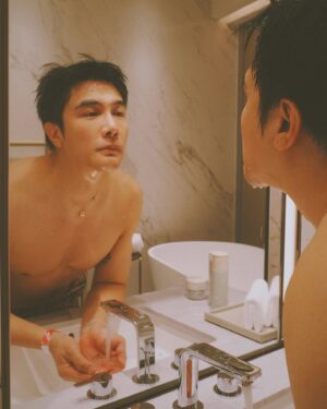 Melvin Sia Instagram - 颱風天， 
早點洗漱休息吧！

晚安💤
Good nightZzz