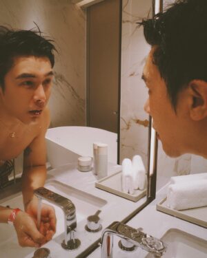 Melvin Sia Instagram - 颱風天， 
早點洗漱休息吧！

晚安💤
Good nightZzz
