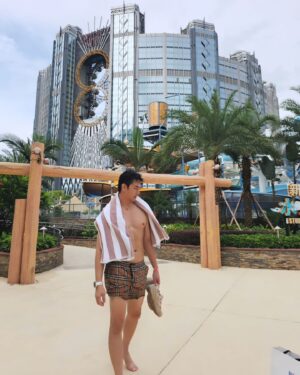 Melvin Sia Instagram - 這次受邀來澳門真的是【爽】！
吃喝玩樂樣樣都有，玩得我不易樂乎。
尤其是水上樂園，室內跟戶外都好刺激，
堪稱是目前最大最好玩的。

盡興的當個遊客🥂🤣

#MarVelousME
#MarVelouslifestyle