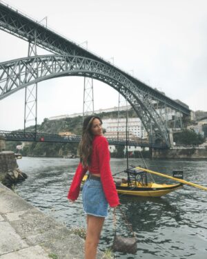 Melyssa Pinto Instagram - Volvemos a casa, aunque casa también es aquí. No es fácil cuando la familia se separa, marchar a otro país buscando una mejor vida. Como es el caso de la nuestra que está desperdigada por el mundo pero, siempre nos quedará Portugal, nuestro punto de encuentro y qué bonito es eso ❤️‍🩹 Me voy feliz por achuchar a mi abuela (que tiene 92 años y solo veo una vez al año), a mis tíos, uno de ellos que también veo de años en años porque vive en otro continente y a otros que por suerte están por Europa y la distancia no es tanta. También me he reencontrado con una amiga muy especial y me han faltado personas por ver pero el tiempo es el que es y en definitiva y a pesar de ello mi corazón se va llenito de amor. Até já ❤️‍🩹🇵🇹