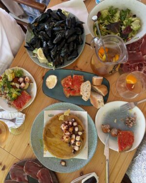 Melyssa Pinto Instagram - Que mi amiga se casaaaaaa! Y que mejor manera que despedirla de su soltería en Menorca, entre amigas y con una buena pomadita! Que por cierto probé ayer por primera vez y me encató jajaj