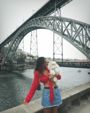 Melyssa Pinto Instagram - Volvemos a casa, aunque casa también es aquí. No es fácil cuando la familia se separa, marchar a otro país buscando una mejor vida. Como es el caso de la nuestra que está desperdigada por el mundo pero, siempre nos quedará Portugal, nuestro punto de encuentro y qué bonito es eso ❤️‍🩹 Me voy feliz por achuchar a mi abuela (que tiene 92 años y solo veo una vez al año), a mis tíos, uno de ellos que también veo de años en años porque vive en otro continente y a otros que por suerte están por Europa y la distancia no es tanta. También me he reencontrado con una amiga muy especial y me han faltado personas por ver pero el tiempo es el que es y en definitiva y a pesar de ello mi corazón se va llenito de amor. Até já ❤️‍🩹🇵🇹