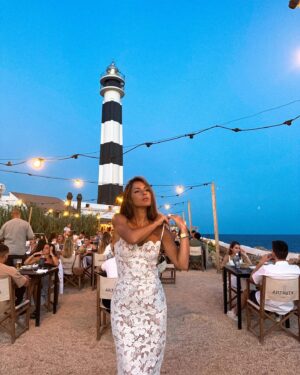 Melyssa Pinto Instagram - Que mi amiga se casaaaaaa! Y que mejor manera que despedirla de su soltería en Menorca, entre amigas y con una buena pomadita! Que por cierto probé ayer por primera vez y me encató jajaj