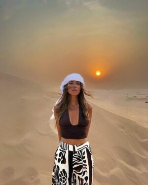 Melyssa Pinto Instagram - Publi. Nuestro último día en Abu Dhabi no ha podido ser mejor. Una de las mejores experiencias que hemos vivido en estos días sin duda. Volando el desierto en jeep, viendo uno de los atardeceres más bonitos que he visto en mi vida y disfrutando de espectáculos locales con una cena deliciosa en el campamento de @desertrosetourism Gracias por tanto, volveremos 🤍 @visitabudhabi #InAbuDhabi