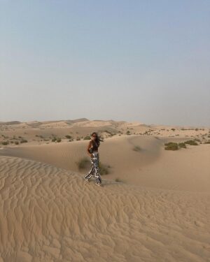 Melyssa Pinto Instagram - Publi. Nuestro último día en Abu Dhabi no ha podido ser mejor. Una de las mejores experiencias que hemos vivido en estos días sin duda. Volando el desierto en jeep, viendo uno de los atardeceres más bonitos que he visto en mi vida y disfrutando de espectáculos locales con una cena deliciosa en el campamento de @desertrosetourism Gracias por tanto, volveremos 🤍 @visitabudhabi #InAbuDhabi