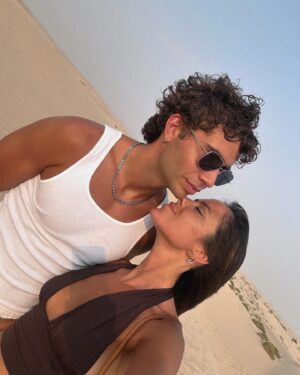 Melyssa Pinto Instagram - Publi. Nuestro último día en Abu Dhabi no ha podido ser mejor. Una de las mejores experiencias que hemos vivido en estos días sin duda. Volando el desierto en jeep, viendo uno de los atardeceres más bonitos que he visto en mi vida y disfrutando de espectáculos locales con una cena deliciosa en el campamento de @desertrosetourism Gracias por tanto, volveremos 🤍 @visitabudhabi #InAbuDhabi