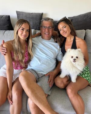 Melyssa Pinto Instagram - Volvemos a casa, aunque casa también es aquí. No es fácil cuando la familia se separa, marchar a otro país buscando una mejor vida. Como es el caso de la nuestra que está desperdigada por el mundo pero, siempre nos quedará Portugal, nuestro punto de encuentro y qué bonito es eso ❤️‍🩹 Me voy feliz por achuchar a mi abuela (que tiene 92 años y solo veo una vez al año), a mis tíos, uno de ellos que también veo de años en años porque vive en otro continente y a otros que por suerte están por Europa y la distancia no es tanta. También me he reencontrado con una amiga muy especial y me han faltado personas por ver pero el tiempo es el que es y en definitiva y a pesar de ello mi corazón se va llenito de amor. Até já ❤️‍🩹🇵🇹