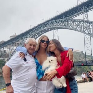 Melyssa Pinto Instagram - Volvemos a casa, aunque casa también es aquí. No es fácil cuando la familia se separa, marchar a otro país buscando una mejor vida. Como es el caso de la nuestra que está desperdigada por el mundo pero, siempre nos quedará Portugal, nuestro punto de encuentro y qué bonito es eso ❤️‍🩹 Me voy feliz por achuchar a mi abuela (que tiene 92 años y solo veo una vez al año), a mis tíos, uno de ellos que también veo de años en años porque vive en otro continente y a otros que por suerte están por Europa y la distancia no es tanta. También me he reencontrado con una amiga muy especial y me han faltado personas por ver pero el tiempo es el que es y en definitiva y a pesar de ello mi corazón se va llenito de amor. Até já ❤️‍🩹🇵🇹