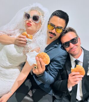 Memo Dorantes Instagram - Con este par, me caso 2 veces por semana!! 
@fuzzoficial @memodorantes 

Maruja 👰🏼‍♀️ Zacarías 🤵🏻 Justino 🦸🏻‍♂️

@un_bodorrio_de_alta_alcurnia 
17 y 24 de agosto (3:00 pm) por qué (7:00pm agotado)