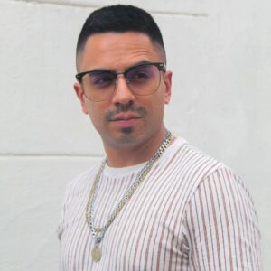 Memo Dorantes Instagram - Para ser todo un "Don Memo" necesitaba 2 cosas, mis @xiku.mx Mega Bernal X @devlynopticos y un mustachio 🕴️😎hehe #MírameAlosOjos #Xikú #Devlyn #lentes dale swipe👉🏽
📸@nay.romero_ 🔥🍀🕉️🤙