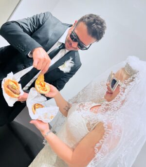 Memo Dorantes Instagram - Con este par, me caso 2 veces por semana!! 
@fuzzoficial @memodorantes 

Maruja 👰🏼‍♀️ Zacarías 🤵🏻 Justino 🦸🏻‍♂️

@un_bodorrio_de_alta_alcurnia 
17 y 24 de agosto (3:00 pm) por qué (7:00pm agotado)