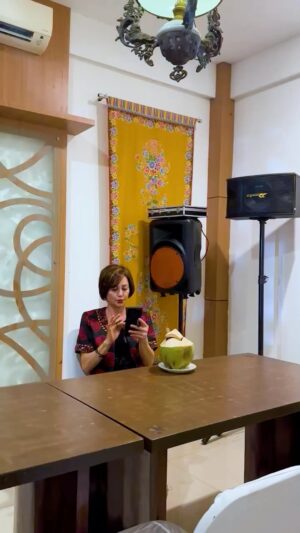 Meriam Bellina Instagram - Sendok sendok sendok yang dalam
Tanah yang longgar jagung ku tanam. 🎶
.
Jadi sebetulnya ini apa gaes 🥄 ?? Mohon pencerahannya 🙏🏼
.
Jangan lupa nonton AMKA jam 19.00 WIB malam ini di RCTI
