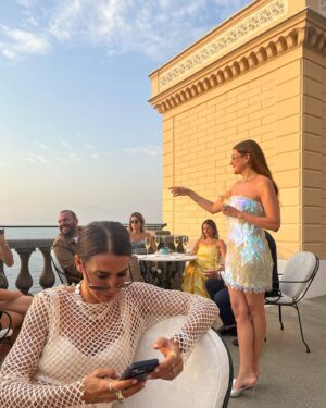 Meriç Aral Instagram - muhteşem bir yerde, muhteşem bir haftasonu geçirdik. buram buram kız neşesi, ışıl ışıl bir koleksiyon. teşekkürler  @basakdizer ve @atasayjewelry ellerinize sağlık, harika bir birliktelik✨🥂✨✨🧿✨🥂🍋🍋
#davet