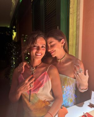 Meriç Aral Instagram - muhteşem bir yerde, muhteşem bir haftasonu geçirdik. buram buram kız neşesi, ışıl ışıl bir koleksiyon. teşekkürler  @basakdizer ve @atasayjewelry ellerinize sağlık, harika bir birliktelik✨🥂✨✨🧿✨🥂🍋🍋
#davet