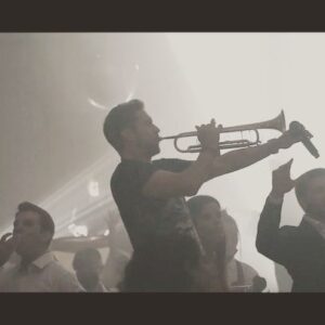 Merih Ermakastar Instagram - Sadece eğlendirmiyor, dibine kadar eğleniyoruz! 🎺🎶🕺@bartwofficial @bfa_production @click34photo