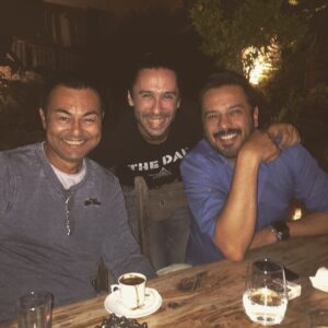 Merih Ermakastar Instagram - Alaçatı da dost meclisi 👍🎺🎺🎺 @serdarortacs  @emrealtug  #friends #alaçatı #hacımemiş #kapari #çeşme #yaz #yemek
