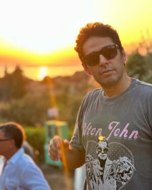 Mert Fırat Instagram - Summertime ☀️🕶️ #eltonjohn 📸: @didembalcin 🤍