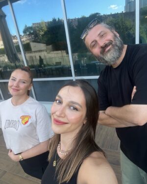 Mesut Süre Instagram - Hanımlar Beyler!!! Virgin Radyo’da Rabarba başlıyor.. Beyza Arslan ve Pelin Olgun geldiler.. GEREKSİZ ÖVÜLEN, ABARTILAN NE VAR, KİM VAR ?  @birmatmazel , @beyzaarslanb , @virginradiotr