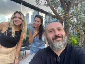 Mesut Süre Instagram - Virgin’de Rabarba başlıyor.. Elif Gizem Aykul ve Deniz Akbaba geldiler.. Bekleriz.. @elifgizemaykul , @denizakbaba , @virginradiotr .. “ Yaşam Standardını DÜŞÜREN Ne Var, KİM VAR ? “