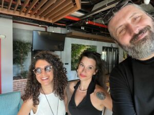 Mesut Süre Instagram - Virgin’de Rabarba başlıyor.. Elif Gizem Aykul ve Zeynep Atakül geldiler.. “YERSİZ KORKUN VAR MI, Haybeye Korktuğun Ne Var ? “  @elifgizemaykul , @zeynepatakul , @virginradiotr
