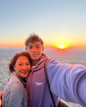 Metinee Kingpayome Instagram - And that's one ✔️ for the bucket list 
#airballoonflightoverCappadocia 🇹🇷 

Absolutely breath taking ❤️

 #sunriseovercappadocia
#Cappadocia #turkey🇹🇷
#mommyandskyeholiday

#turkishairlinesthailand

📸 @5kye_s
