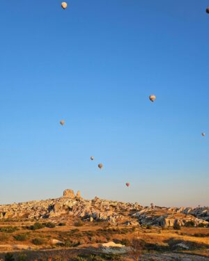 Metinee Kingpayome Instagram - And that's one ✔️ for the bucket list 
#airballoonflightoverCappadocia 🇹🇷 

Absolutely breath taking ❤️

 #sunriseovercappadocia
#Cappadocia #turkey🇹🇷
#mommyandskyeholiday

#turkishairlinesthailand

📸 @5kye_s