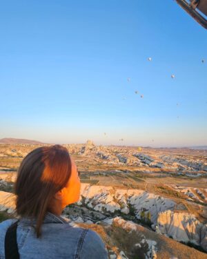Metinee Kingpayome Instagram - And that's one ✔️ for the bucket list 
#airballoonflightoverCappadocia 🇹🇷 

Absolutely breath taking ❤️

 #sunriseovercappadocia
#Cappadocia #turkey🇹🇷
#mommyandskyeholiday

#turkishairlinesthailand

📸 @5kye_s