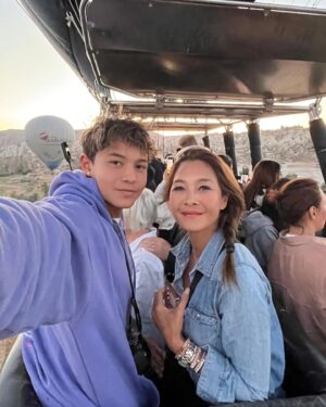 Metinee Kingpayome Instagram - And that's one ✔️ for the bucket list 
#airballoonflightoverCappadocia 🇹🇷 

Absolutely breath taking ❤️

 #sunriseovercappadocia
#Cappadocia #turkey🇹🇷
#mommyandskyeholiday

#turkishairlinesthailand

📸 @5kye_s