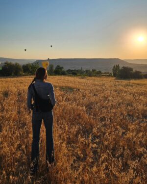 Metinee Kingpayome Instagram - And that's one ✔️ for the bucket list 
#airballoonflightoverCappadocia 🇹🇷 

Absolutely breath taking ❤️

 #sunriseovercappadocia
#Cappadocia #turkey🇹🇷
#mommyandskyeholiday

#turkishairlinesthailand

📸 @5kye_s