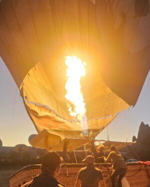 Metinee Kingpayome Instagram - And that's one ✔️ for the bucket list 
#airballoonflightoverCappadocia 🇹🇷 

Absolutely breath taking ❤️

 #sunriseovercappadocia
#Cappadocia #turkey🇹🇷
#mommyandskyeholiday

#turkishairlinesthailand

📸 @5kye_s