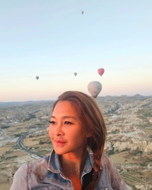 Metinee Kingpayome Instagram - And that's one ✔️ for the bucket list 
#airballoonflightoverCappadocia 🇹🇷 

Absolutely breath taking ❤️

 #sunriseovercappadocia
#Cappadocia #turkey🇹🇷
#mommyandskyeholiday

#turkishairlinesthailand

📸 @5kye_s