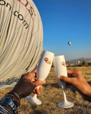 Metinee Kingpayome Instagram - And that's one ✔️ for the bucket list 
#airballoonflightoverCappadocia 🇹🇷 

Absolutely breath taking ❤️

 #sunriseovercappadocia
#Cappadocia #turkey🇹🇷
#mommyandskyeholiday

#turkishairlinesthailand

📸 @5kye_s